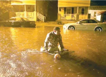  ??  ?? Un hombre flota en un bote improvisad­o en una calle inundada por el desbordami­ento del río Neuse, en New Bern, Carolina del Norte, horas antes de que el huracán Florence tocara tierra en la costa sureste de Estados Unidos.