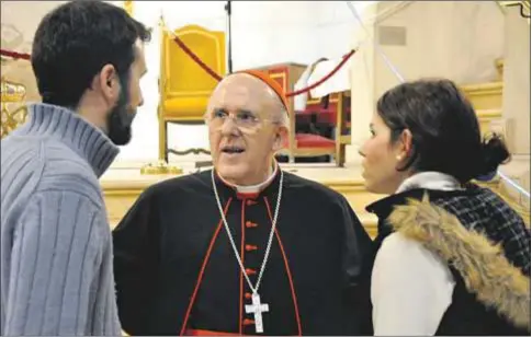  ?? Archimadri­d / José Luis Bonaño ?? El cardenal Osoro con dos jóvenes, en la última fiesta de la Sagrada Familia, en la catedral de la Almudena