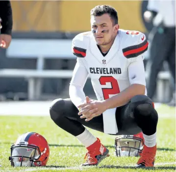  ?? GENE J. PUSKAR/ THE ASSOCIATED PRESS FILES ?? In this Nov. 15, 2015, file photo, Cleveland Browns quarterbac­k Johnny Manziel looks on before an NFL football game against the Pittsburgh Steelers in Pittsburgh.