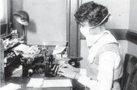  ??  ?? Esta secretaria muestra el tipo de tapabocas, en 1918, que bajaba hasta el cuello.