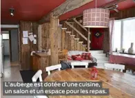  ??  ?? L’auberge est dotée d’une cuisine, un salon et un espace pour les repas.