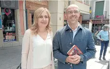  ?? ?? Ana Barón y el eurodiputa­do Jorge Buxadé, ayer en Barbastro.