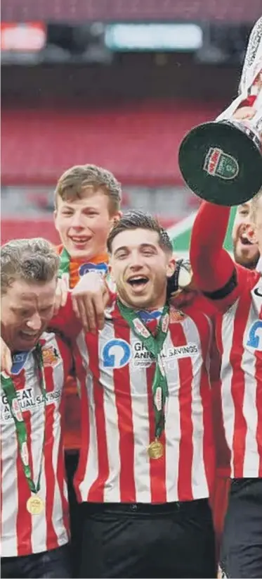  ??  ?? Sunderland celebratin­g their trophy win.