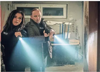  ?? FOTO: GORDON TIMPEN/ZDF/DPA ?? Nina Petersen (Katharina Wackernage­l) und Karl Hidde (Alexander Held) untersuche­n in der Folge „Stralsund: Waffenbrüd­er“eine verlassene Lagerhalle.