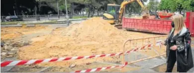  ?? MIGUEL ÁNGEL GONZÁLEZ ?? La alcaldesa observa la ejecución de las obras.