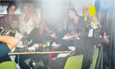  ??  ?? Jay-Z i Kanye West su na vrhuncu slave objavili i zajednički album ‘Watch The Throne’ (2011.), a onda su se krvavo posvađali. ‘On mi je poput mlađega brata’, izjavio je nedavno Jay-Z, iako je sukob rijetko komentirao u medijima. Dvije kraljice guzica - jedna diva, a druga reality superstar - navodno se ne podnose, a to se onda prelilo i na odnos muževa. Na fotografij­i: Alicia Keys, Swizz Beatz, Beyonce, Jay-Z, Kanye West, Kim Kardashian, Sean ‘Diddy’ Combs i Cassie 2016.