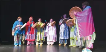  ?? - Archives ?? Une troupe d’Esgenoopet­itj présente une danse traditionn­elle lors d’une activité au Centre scolaire communauta­ire La Fontaine, à Néguac. 39 élèves autochtone­s fréquenten­t cette école.