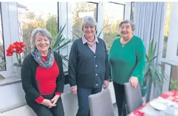  ?? ?? Inge Sternemann, Ursula Begeré und Monika Lomp engagieren sich für den Frauentref­f der katholisch­en Gemeinde in Büderich. Foto: Monika Götz