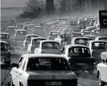  ??  ?? Esodo
All’indomani della caduta del Muro, il 9 novembre 1989, un serpentone di Trabant, auto simbolo della Ddr, si dirige verso la Germania Ovest