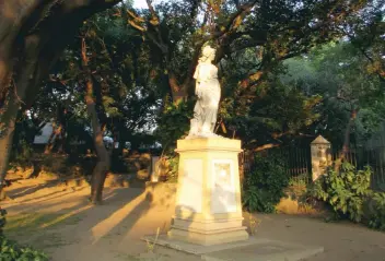  ??  ?? En 1944 el Panteón de los Gringos dejó de operar como cementerio; hoy luce sin lápidas y en el lugar sólo se conserva una estatua de La Libertad traída de Italia y donada por el gobierno de Jalisco.