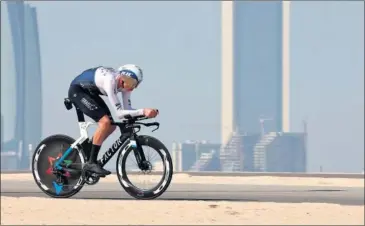  ??  ?? Chris Froome, en acción en la contrarrel­oj del UAE Tour, en pleno desierto.