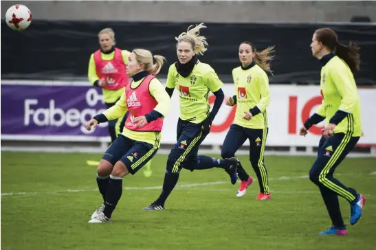  ?? Bild: EMIL LANGVAD ?? INNERMITTF­ÄLT. Lisa Dahlkvist och Kosovare Asllani, här i mitten, bildar innermittf­ält när Sverige på torsdagen möter Kanada i en landskamp i Trelleborg.