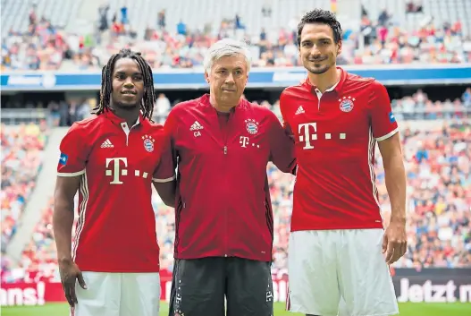  ?? APA ?? Neo-Trainer Carlo Ancelotti, flankiert von Renato Sanches (l.) und Mats Hummels (r.).