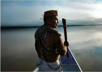  ?? Lalo de Almeida - 17.jun.2016/Folhapress ?? Índio munduruku navega em rio amazônico; Funai fechou postos de proteção na região