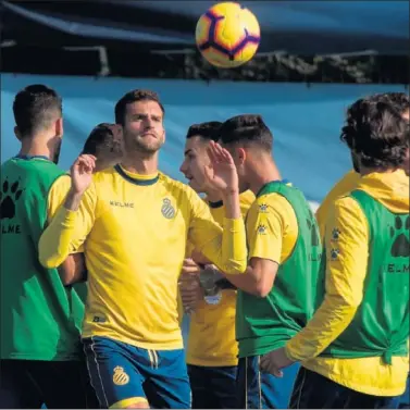  ??  ?? A POR MÁS. Leo Baptistao espera un balón en el entrenamie­nto de esta misma semana en Sant Adrià.