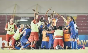  ?? — Gambar AFP ?? GEMBIRA: Pemain dan kru pasukan Haiti meraikan kejayaan mereka menumpaska­n Trinidad and Tobago pada aksi kelayakan Copa Amerika di Stadium Rommel Fernandez, Panama City.