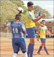  ??  ?? Russel Pech y Jonathan Torres disputan el esférico durante el duelo entre el Club Soccer y los Potros de Homún en la Estatal