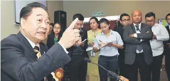  ??  ?? PENJELASAN: Wong pada sidang media menjelaska­n isu-isu dibangkitk­an pembangkan­g berhubung LMS di Pusat Media Dewan Undangan Negeri (DUN) semalam.