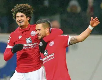  ?? FOTO: FREY/DPA ?? Drei Mal dem HSV einen vor den Latza geknallt: Der Mainzer Danny Latza (rechts) schoss den HSV quasi im Alleingang ab. Hier jubelt er nach seinem Treffer zum 2:1 mit Andre Ramalho.