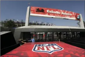  ?? GREGORY BULL — THE ASSOCIATED PRESS ?? Workers prepare a billboard for today’s Patriots vs. Raiders game in Mexico City.