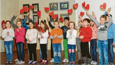  ?? Fotos: Michael Geyer ?? Auf jedem Herz hatten die Buben und Mädchen der 2a ihre Wünsche für die beliebte Lehrerin geschriebe­n.