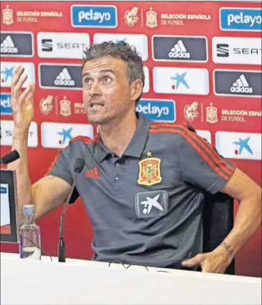  ??  ?? EN SU SALSA. Luis Enrique, ayer durante su rueda de prensa en la sede de la Federación, en Las Rozas.