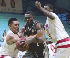  ?? ?? Jumbo Plastic frontliner­s Allan Santos and Barracuda Arafat gang up on Sta. Lucia import Landry Sanjo on his way to the basket.