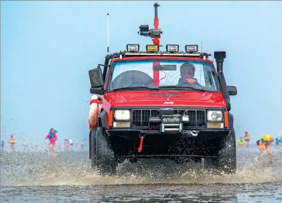  ?? QI BOZI / FOR CHINA DAILY ?? A man drives his SUV along the Dandong coast in Liaoning province .