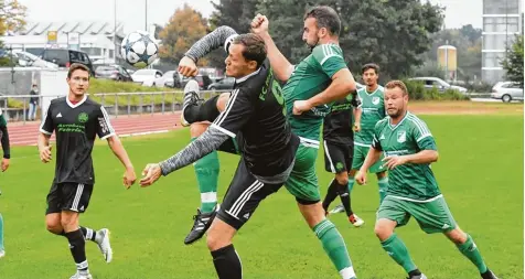  ?? Foto: Marcus Merk ?? Kampf war Trumpf im torlosen Derby zwischen dem FC Horgau und dem SSV Margertsha­usen. Hier beharken sich Michael Vogele (links) und Stefan Holl.