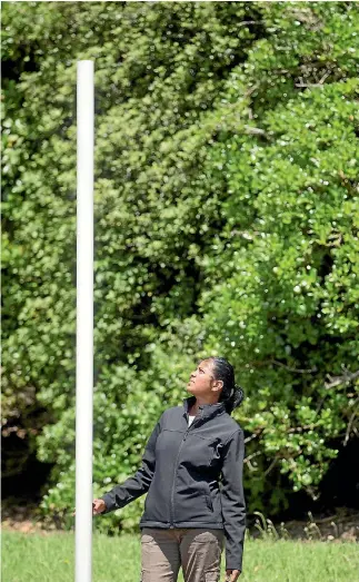  ?? PHOTO: WARWICK SMITH/FAIRFAX NZ ?? Prasika Reddy lives in Whisky Way and is frustrated that the road sign is frequently stolen.