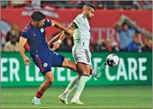  ?? Jamie sabau/usa Today sports ?? Chicago Fire FC defender Mauricio Pineda (22) battles for control of the ball with Atlanta United FC forward Giorgos Giakoumaki­s (7) in the second half at Soldier Field on May 20.