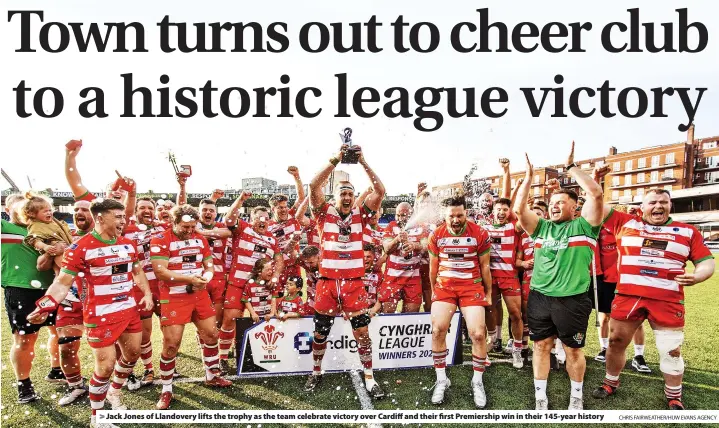 ?? CHRIS FAIRWEATHE­R/HUW EVANS AGENCY ?? > Jack Jones of Llandovery lifts the trophy as the team celebrate victory over Cardiff and their first Premiershi­p win in their 145-year history