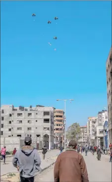  ?? — AFP photos ?? Pink aid parcels, reportedly to mark Internatio­nal Women’s Day, are airdropped over the northern Gaza Strip amid the ongoing conflict between Israel and the Hamas movement.