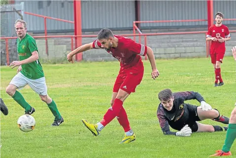  ??  ?? Dayle Robertson fires Tayport ahead against Lochee Harp during the pair’s pre-season friendly at The Canniepair­t.