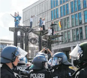  ?? FOTO: CHRISTOPHE GATEAU/DPA ?? Demonstran­ten am vergangene­n Samstag auf dem Berliner Alexanderp­latz.