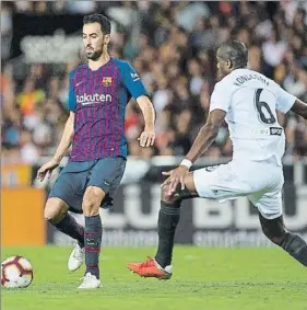  ??  ?? Busquets ha jugado una decena de veces como central y Jorge Cuenca (18 años) debutó en el primer equipo en la Supercopa de Catalunya de marzo ante el Espanyol