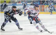  ?? ARCHIVFOTO: THOMAS HEIDE ?? Sie treffen sich am ersten Spieltag der neuen DEL2-Saison wieder: Ravensburg­s Kilian Keller (rechts) und der Dresdner Thomas Pielmeier.