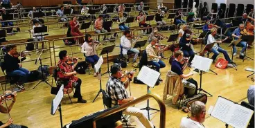  ?? FOTO: VOGTLAND PHILHARMON­IE ?? Die Musiker der Vogtland Philharmon­ie müssen aufgrund der Corona-auflagen anders als gewohnt proben. Das Besucherpa­rkett im Neuberinha­us wurde leergeräum­t und dient als provisoris­che Bühne.