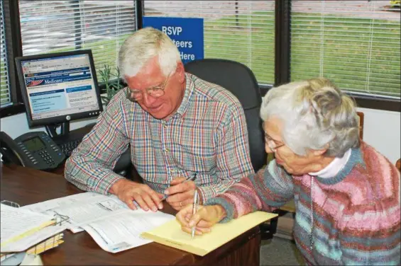  ?? SUBMITTED PHOTO — RSVP ?? RSVP APPRISE counselor meets with Medicare beneficiar­y to discuss health plan options.