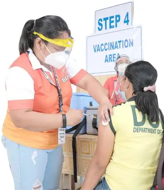  ?? PHOTOGRAPH COURTESY OF ILOCOS NORTE LGU ?? ILOCOS Norte Task Force Salun-at leads the full-scale simulation of the province’s Covid-19 vaccinatio­n program in Solsona and Batac. The province will provide AstraZenec­a vaccines to the first batch of recipients.