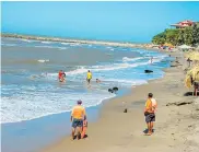  ?? ARCHIVO ?? Bañistas en playas de Puerto Colombia.