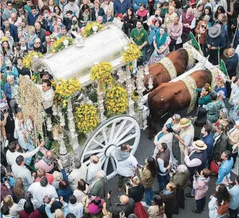  ?? ?? Una multitud acompaña al simpecado de la hermandad de Triana