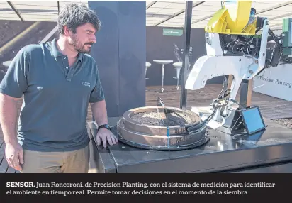  ??  ?? sensor. Juan Roncoroni, de Precision Planting, con el sistema de medición para identifica­r el ambiente en tiempo real. Permite tomar decisiones en el momento de la siembra