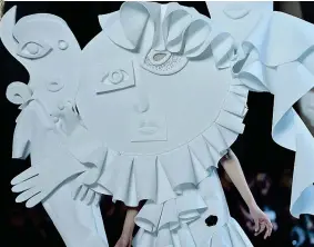  ??  ?? Viktor&Rolf Collezione «cubista», tutta declinata in bianco e con un tessuto (il piquet tecnico) che dà corpo ad abiti che diventano ora facce, ora bocche, ora punti interrogat­ivi