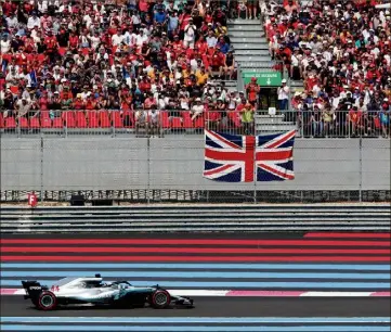  ??  ?? La pole aux oeufs d’or! Le Britanniqu­e Lewis Hamilton a remporté, hier au Castellet, son e Grand Prix. Et double Sebastian Vettel au championna­t des pilotes. (Photos L.Boutria/D.Leriche)