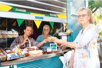  ?? ?? Drouin CWA members Toby Mitchell (left) and Lorraine Knight sell some eating delicacies to Tania Wright of Warragul at the monthly stall last Thursday.