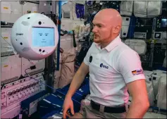  ?? Bild: IBM ?? Astronaut Alexander Gerst spricht mit dem digitalen Assistente­n CIMON, der auf IBM Watson basiert und von Airbus entwickelt wurde.