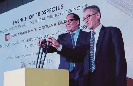  ?? PIC BY OWEE AH CHUN. ?? Gagasan Nadi Cergas Bhd group managing director Wan Azman Wan Kamal (left) and chairman Dr Muhamad Fuad Abdullah at the company’s prospectus launch in Kuala Lumpur yesterday.