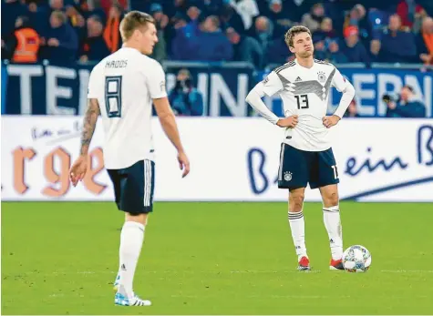  ?? Foto: dpa ?? Thomas Müller (rechts) absolviert­e gestern sein 100. Länderspie­l. Ein Blick in sein Gesicht genügt, um zu sehen, wie das Jubiläum gelaufen ist.