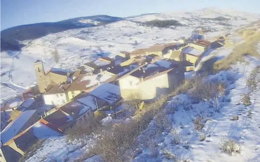  ?? EL PERIÓDICO ?? Valdelinar­es, el pueblo más alto de España, amaneció ayer con mucha nieve.